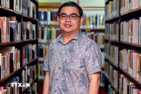 Phó Giáo sư-Tiến sỹ Awang Azman Bin Awang Pawi trong khu thư viện của trường Đại học Malaya. (Ảnh: Hằng Linh/TTXVN)