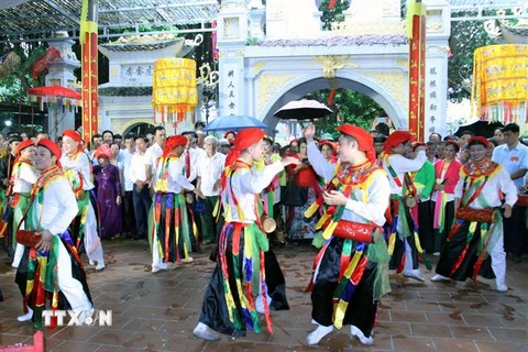 Biểu diễn múa bồng hơi tại lễ Khai mạc lễ hội Đền Lảnh Giang 2023. (Ảnh: Đại Nghĩa/TTXVN)
