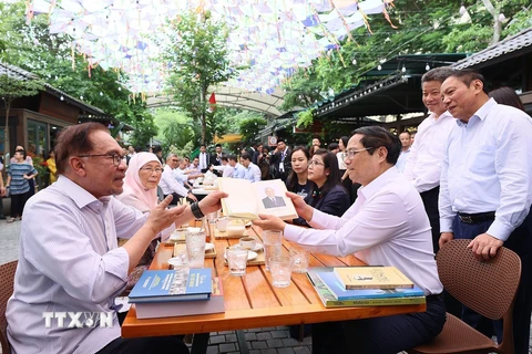 Thủ tướng Việt Nam và người đồng cấp Malaysia thăm Phố sách Hà Nội
