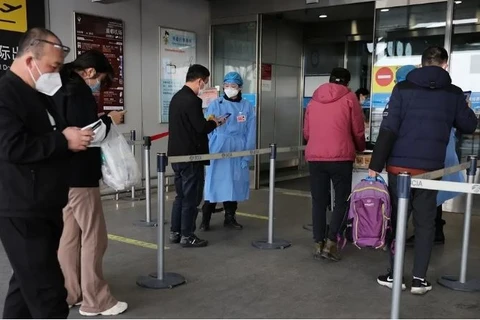 Khách du lịch vào sảnh nhà ga Sân bay Quốc tế Thủ đô Bắc Kinh, Trung Quốc ngày 23 tháng 3 năm 2022. (Nguồn: Reuters)