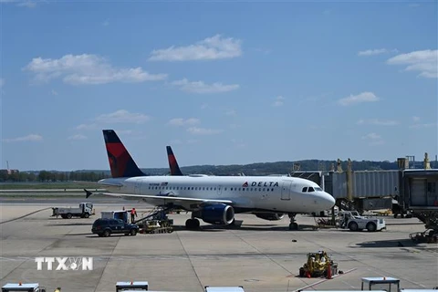 Máy bay của hãng hàng không Delta Airlines tại Sân bay quốc gia Washington ở Arlington, Virginia, Mỹ. (Ảnh: AFP/TTXVN)