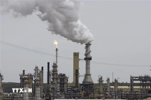 Khí thải phát ra từ một nhà máy lọc dầu ở Fort McMurray, Canada.( Ảnh: AFP/TTXVN)