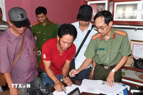 Công an tỉnh Trà Vinh thi hành lệnh bắt tạm giam đối với Thạch Cương. (Ảnh: TTXVN phát)