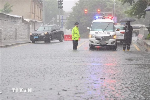Mưa lớn do ảnh hưởng của bão Doksuri ở tỉnh Phúc Kiến, Trung Quốc ngày 28/7/2023. (Ảnh: THX/TTXVN)