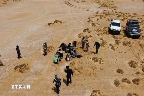 Người di cư bị mắc kẹt trên sa mạc tại khu vực Basher ở biên giới Libya-Tunisia, ngày 30/7/2023. Ảnh: THX/TTXVN 