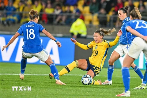 Pha tranh bóng giữa Johanna Rytting-Kaneryd (số 19) của Thụy Điển với Arianna Caruso (trái) của tuyển Italy trong trận đấu. (Ảnh: THX/TTXVN)