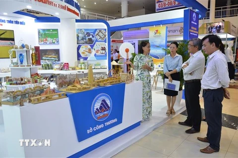 Khu triển lãm giới thiệu các tiềm năng về công nghiệp, thương mại, đầu tư và du lịch của thành phố Đà Nẵng. (Ảnh: Quốc Dũng/TTXVN)