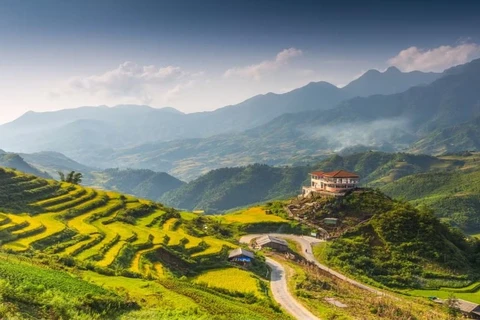 Một ngôi làng trên đồi được bao quanh bởi ruộng bậc thang ở Thung lũng Mường Hoa, thị trấn Sa Pa, Lào Cai. (Nguồn: Shutterstock)