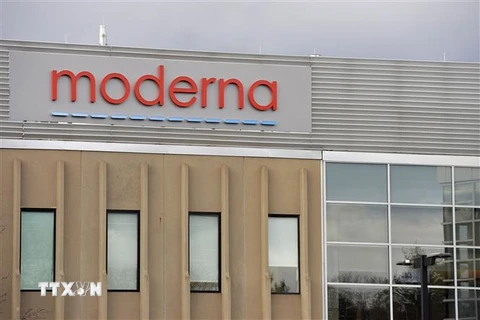 Logo của Moderna tại trụ sở ở Norwood, Massachusetts, Mỹ. (Ảnh: AFP/TTXVN)