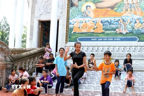 Cô giáo Thạch Thị Ni Ta dạy múa cho các em nhỏ đồng bào Khmer tại xã Tân Mỹ, huyện Trà Ôn, tỉnh Vĩnh Long. (Ảnh: Lê Thúy Hằng/TTXVN)