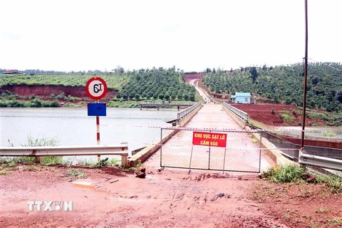 Cảnh báo sạt lở trên thân đập hồ Đắk N’ting. (Ảnh: Minh Hưng/TTXVN)