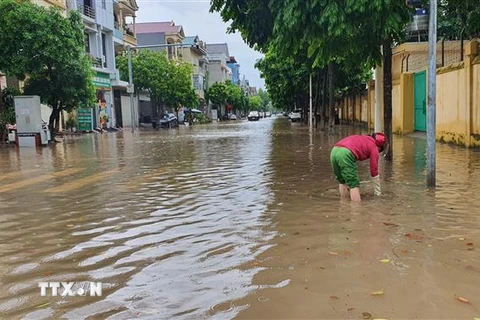 Đường phố thành phố Vĩnh Yên bị ngập do mưa lớn. (Ảnh: Nguyễn Trọng Lịch/TTXVN)