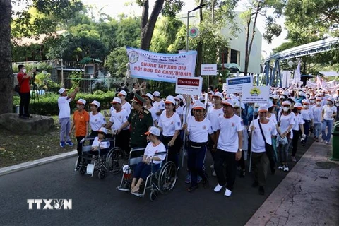 Hơn 5.000 người đi bộ đồng hành vì nạn nhân độc da cam/dioxin Việt Nam nhân tháng hành động vì nạn nhân chất độc da cam/dioxin và kỷ niệm 62 năm ngày thảm họa da cam/dioxin ở VN 10/8/1961-10/8/2023. (Ảnh: Thanh Vũ/TTXVN)