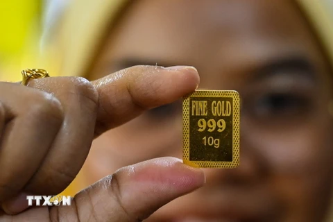 Vàng miếng được bày bán tại tiệm kim hoàn ở Kota Bharu, bang Kelantan, Malaysia. (Ảnh: AFP/TTXVN)