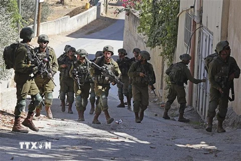 Dân quân Palestine đấu súng với binh sỹ Israel gần thành phố Nablus