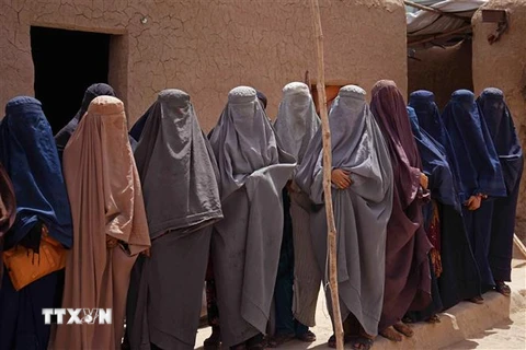 Phụ nữ Afghanistan làm việc tại một xưởng may ở Kabul ngày 31/7/2023. (Ảnh: AFP/TTXVN)