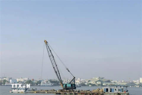 Trong ảnh: Một điểm khai thác cát trên sông Hậu đoạn qua thành phố Long Xuyên, tỉnh An Giang. Ảnh: TTXVN phát 