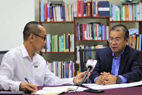 Phó Giáo sư-Tiến sỹ Neak Chanarith (phải), Viện trưởng Viện Nghiên cứu Quốc tế và Chính sách Công thuộc Đại học Hoàng gia Phnom Penh (RUPP) trả lời phỏng vấn. (Ảnh: Hoàng Minh/TTXVN)