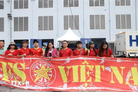 Nhiều cổ động viên tới sân Rayong để cổ vũ Đội tuyển U23 Việt Nam. (Ảnh: Huy Tiến/TTXVN)