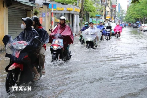 Mưa lớn gây ngập phố Triều Khúc, Hà Nội. (Ảnh: Hoàng Hiếu/TTXVN)