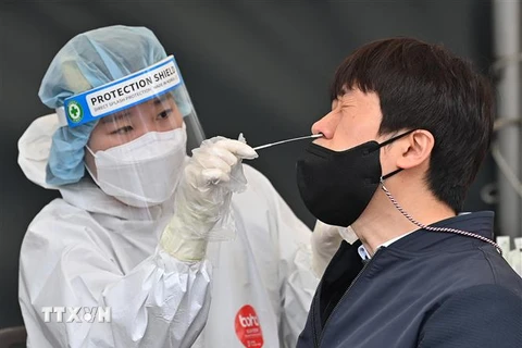 Hàn Quốc hạ cấp độ lây lan COVID-19 xuống tương đương bệnh cúm mùa