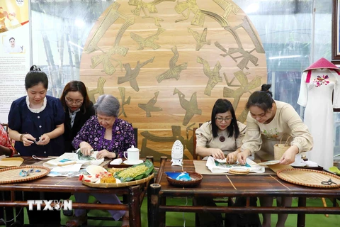 Hai Phu nhân Thủ tướng Việt Nam-Singapore thăm Hợp tác xã Vụn Art