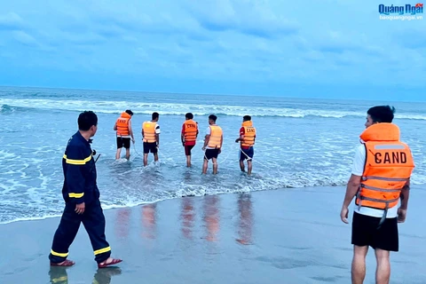 Quảng Ngãi: Một thanh niên đuối nước do bị sóng cuốn khi tắm biển