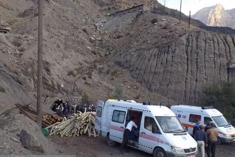 Xe cứu thương bên ngoài mỏ than Tazareh ở tỉnh Semnan, Iran, ngày 4/9/2023. (Nguồn: Press TV)