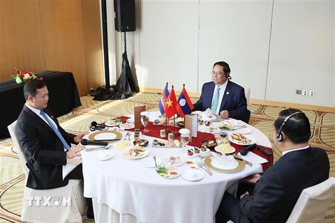 Thủ tướng ăn sáng làm việc cùng các Thủ tướng Lào và Campuchia