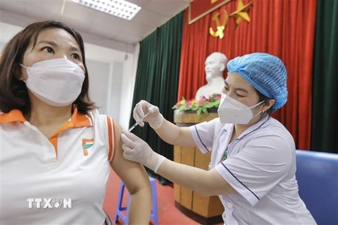 Tiêm vaccine phòng COVID-19 cho người dân tại Hà Nội. (Ảnh: Minh Quyết/TTXVN)