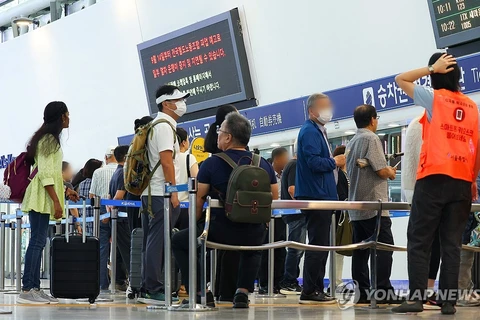Bảng thông báo cho hành khách về cuộc tổng đình công của công nhân đường sắt tại ga Seoul ngày 13/9. (Nguồn: Yonhap)
