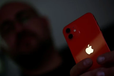 Apple cập nhật phiên bản mới cho mẫu điện thoại iPhone 12 tại Pháp