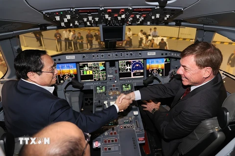 [Photo] Thủ tướng thăm Tập đoàn Hàng không Vũ trụ Embraer của Brazil