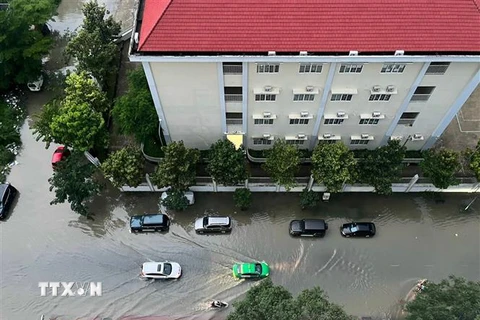 TP.HCM: Mưa lớn kết hợp triều cường, nhiều phố ngập sâu trong nước