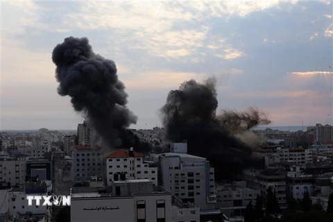 Khói bốc lên từ Dải Gaza sau các cuộc không kích của Israel, ngày 8/10/2023. Ảnh: THX/TTXVN 