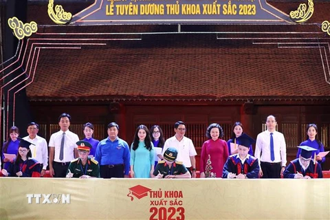 Ghi danh Sổ vàng 96 Thủ khoa xuất sắc Thủ đô Hà Nội năm 2023