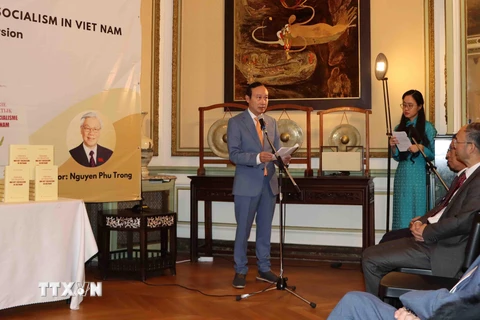 Ông Nguyễn Văn Thảo, Đại sứ Việt Nam tại Bỉ,Trưởng Phái đoàn Việt Nam bên cạnh EU, phát biểu khai mạc lễ ra mắt sách. (Ảnh: Hương Giang/TTXVN)