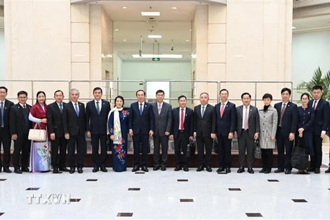 Đoàn đại biểu cấp cao TP Hồ Chí Minh đến thăm và làm việc với Trường Đảng Thành ủy Thượng Hải. (Ảnh: TTXVN phát)