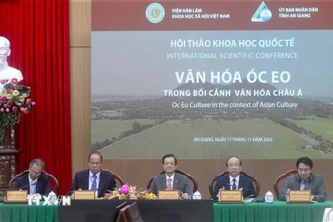 Lãnh đạo Viện Hàn lâm Khoa học xã hội Việt Nam và tỉnh An Giang chủ trì Hội thảo. (Ảnh: Thanh Sang/TTXVN)