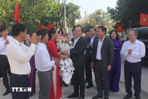 Phó Thủ tướng Trần Lưu Quang chúc mừng khu dân cư thôn Chợ Rủn. (Ảnh: Trịnh Duy Hưng/TTXVN)