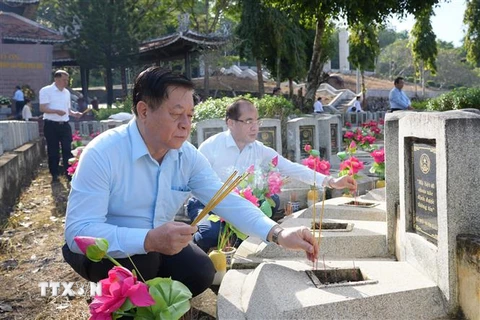 Trưởng Ban Tuyên giáo Trung ương Nguyễn Trọng Nghĩa dâng hương tưởng niệm các Anh hùng Liệt sỹ tại Nghĩa trang Liệt sĩ Đồi 82. (Ảnh: Minh Ph/TTXVN)
