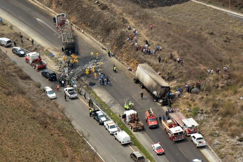 Hiện trường một vụ tai nạn xe buýt tại Mexico. (Ảnh: The New York Times)