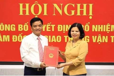 Ông Nguyễn Minh Hiếu (trái) được bổ nhiệm làm Giám đốc Sở Giao thông Vận tải tỉnh Bắc Ninh. (Ảnh: Cổng thông tin Điện tử tỉnh Bắc Ninh)