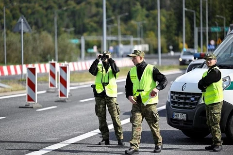 Lực lượng biên phòng Ba Lan canh gác tại khu vực biên giới với Slovakia. (Ảnh: Reuters)