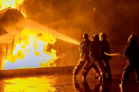 Lính cứu hỏa nỗ lực dập tắt ngọn lửa. (Nguồn: iStock Photo)