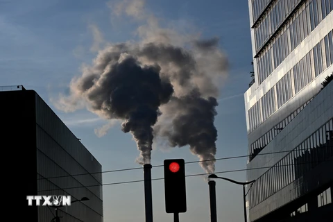 Khói thải bốc lên từ một nhà máy tái chế rác ở Paris, Pháp. (Ảnh: AFP/TTXVN)