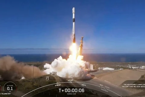tên lửa đẩy Falcon 9 đưa vệ tinh trinh sát quân sự của Hàn Quốc bay vào quỹ đạo. (Nguồn: SpaceX/AP)