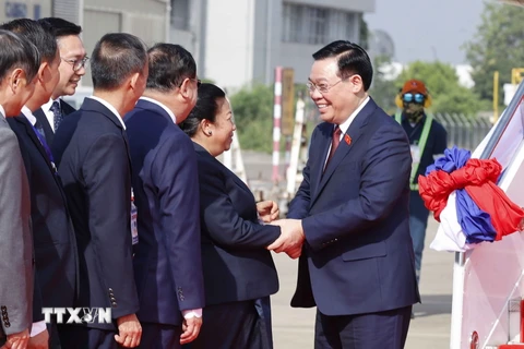 Lễ đón Chủ tịch Quốc hội Vương Đình Huệ tại sân bay quốc tế Wattay, thủ đô Vientiane. (Ảnh: Doãn Tấn/TTXVN)