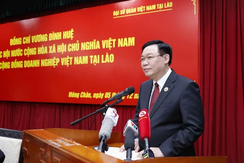 Chủ tịch Quốc hội Vương Đình Huệ phát biểu tại cuộc gặp gỡ cộng đồng doanh nghiệp Việt Nam tại Lào. (Ảnh: Doãn Tấn/TTXVN)