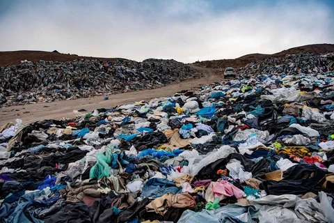 EU cấm tiêu hủy quần áo tồn kho nhằm ngăn xu hướng thời trang nhanh và giảm rác thải. (Ảnh: AFP)